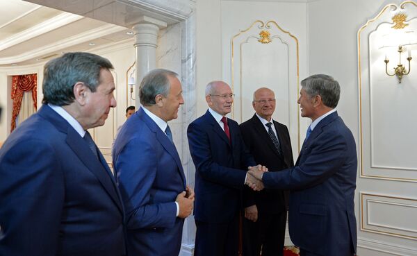Президент Алмазбек Атамбаев во время встречи с Рустэмом Хамитовым и губернаторами ряда областей России. - Sputnik Кыргызстан