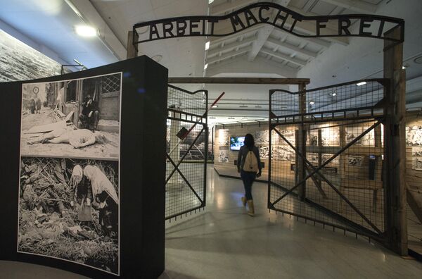 Макет ворот концентрационного лагеря Аушвиц-Биркенау (Освенцим) на мультимедийной выставке. Архивное фото - Sputnik Кыргызстан