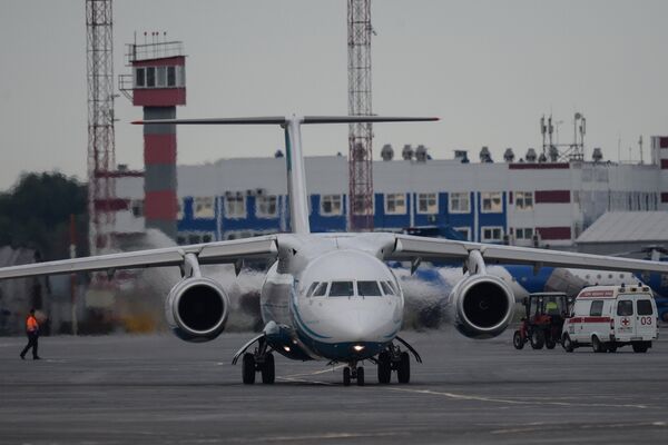 Самолет на перроне в международном аэропорту Толмачёво в Новосибирске. Архивное фото - Sputnik Кыргызстан