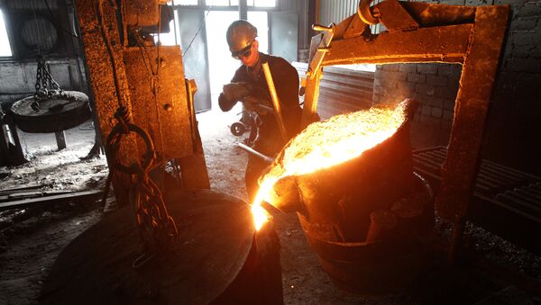 Работник заливает расплавленный чугун в формы. Архивное фото - Sputnik Кыргызстан