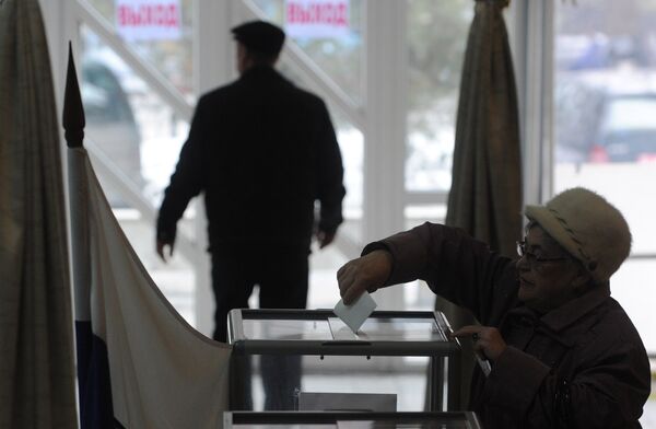 Пожилая женщина голосует на одном из предвыборных участков в Бишкеке. Архивное фото - Sputnik Кыргызстан