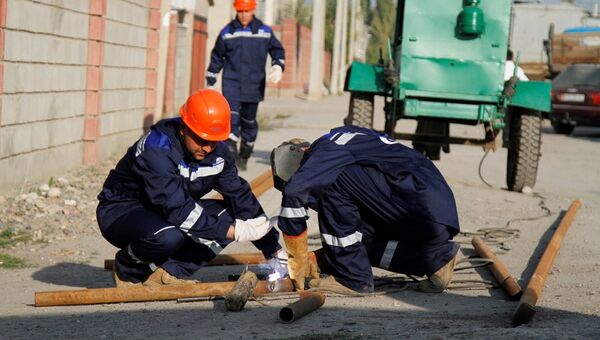 Рабочие сваривают газовую трубу. Архивное фото - Sputnik Кыргызстан