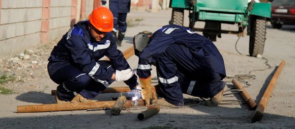 Рабочие сваривают газовую трубу. Архивное фото - Sputnik Кыргызстан