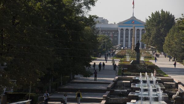 Аллея перед зданием мэрии города Бишкек. Архивное фото - Sputnik Кыргызстан