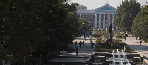 Аллея перед зданием мэрии города Бишкек. Архивное фото Аллея перед зданием мэрии города Бишкек. Архивное фото - Sputnik Кыргызстан