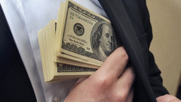Мужчина кладет деньги в карман. Архивное фото - Sputnik Кыргызстан