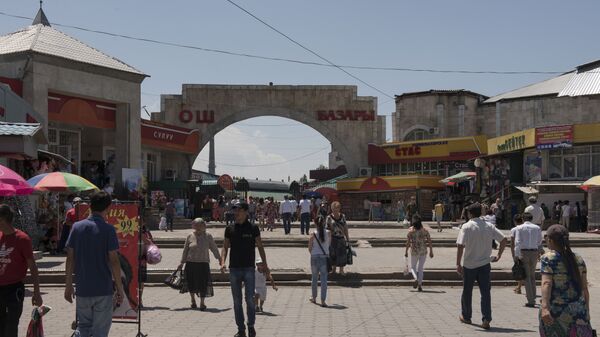 Бишкектеги Ош базарынын кире беришиндеги адамдар. Архив - Sputnik Кыргызстан