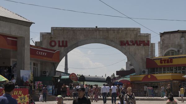Люди у входа на Ошский рынок в Бишкеке. Архивное фото - Sputnik Кыргызстан