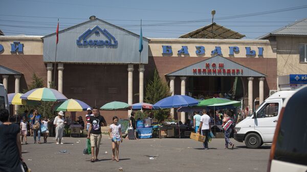 Люди у входа на рынок Дордой. Архивное фото - Sputnik Кыргызстан