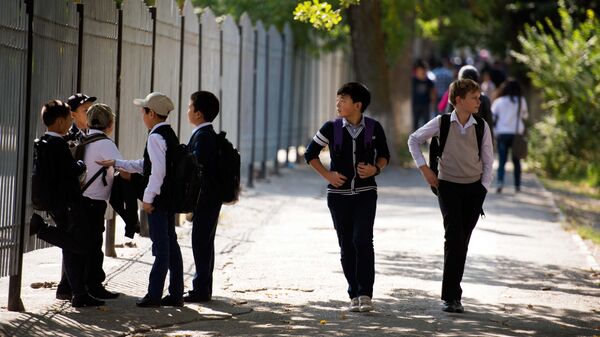 Школьники на одном из улиц Бишкека. Архивное фото - Sputnik Кыргызстан