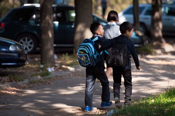Многим родителям оказалась не по карману утвержденная школой форма. - Sputnik Кыргызстан