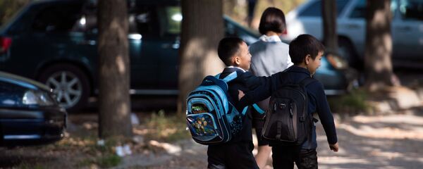 Школьники на одном из улиц Бишкека. Архивное фото - Sputnik Кыргызстан