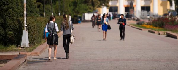 Школьники столичной школы на улице. Архивное фото - Sputnik Кыргызстан