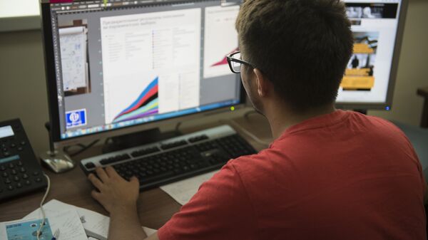 Графический дизайнер во время работы за компьютером. Архивное фото - Sputnik Кыргызстан