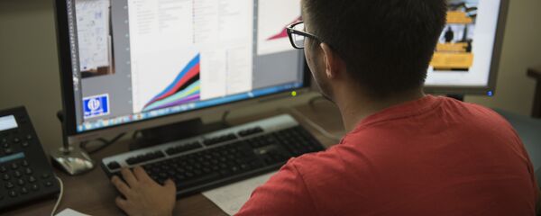 Графический дизайнер во время работы за компьютером. Архивное фото - Sputnik Кыргызстан