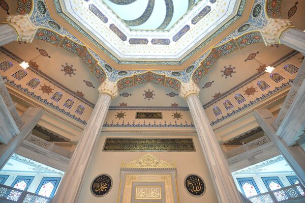 Внутреннее убранство Московской соборной мечети, которая открылась после реконструкции в Москве. - Sputnik Кыргызстан