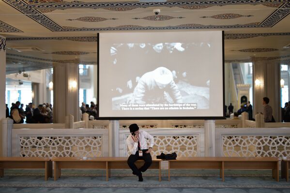В нескольких залах установлены большие плоские экраны, которые будут транслировать происходящее в центральном зале мечети. - Sputnik Кыргызстан