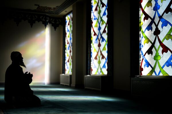 Верующий молится в Московской соборной мечети после реконструкции. - Sputnik Кыргызстан