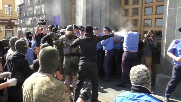 Беспорядки у горсовета Харькова: неизвестные применили газ против милиции - Sputnik Кыргызстан