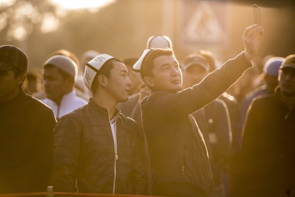 Праздничная молитва началась в 8 утра, но мусульмане стали собираться на площади с восходом солнца - Sputnik Кыргызстан