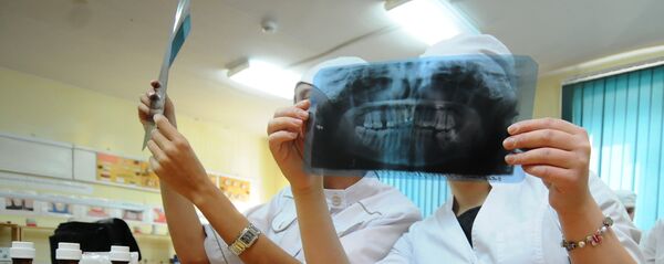 Обучение студентов на факультете стоматологии Челябинской медицинской академии - Sputnik Кыргызстан