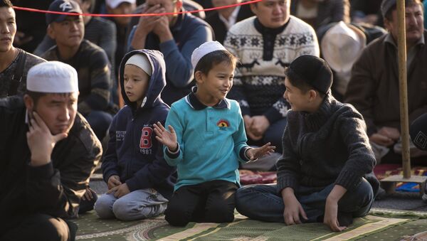 Дети на утреннем праздничном Айт намазе. Архивное фото - Sputnik Кыргызстан