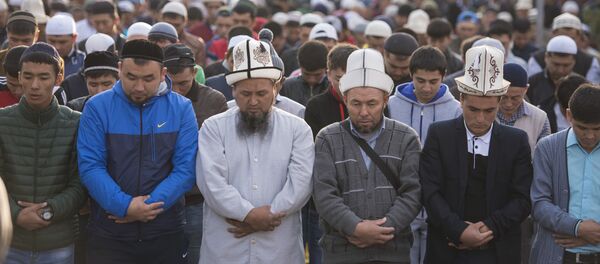 Верующие мусульмане во время утреннего праздничного Айт намаза. Архивное фото - Sputnik Кыргызстан