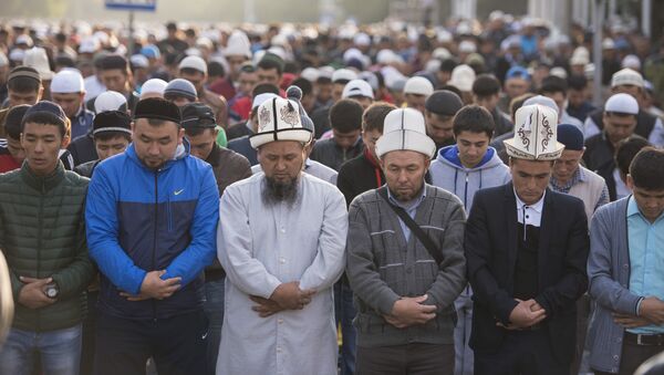 Верующие мусульмане во время праздничного Айт намаза. Архивное фото - Sputnik Кыргызстан