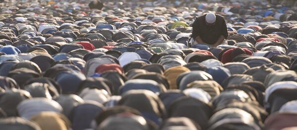 Верующие мусульмане во время утреннего праздничного Айт намаза - Sputnik Кыргызстан