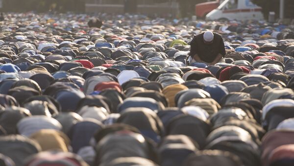 Верующие мусульмане во время утреннего праздничного Айт намаза - Sputnik Кыргызстан