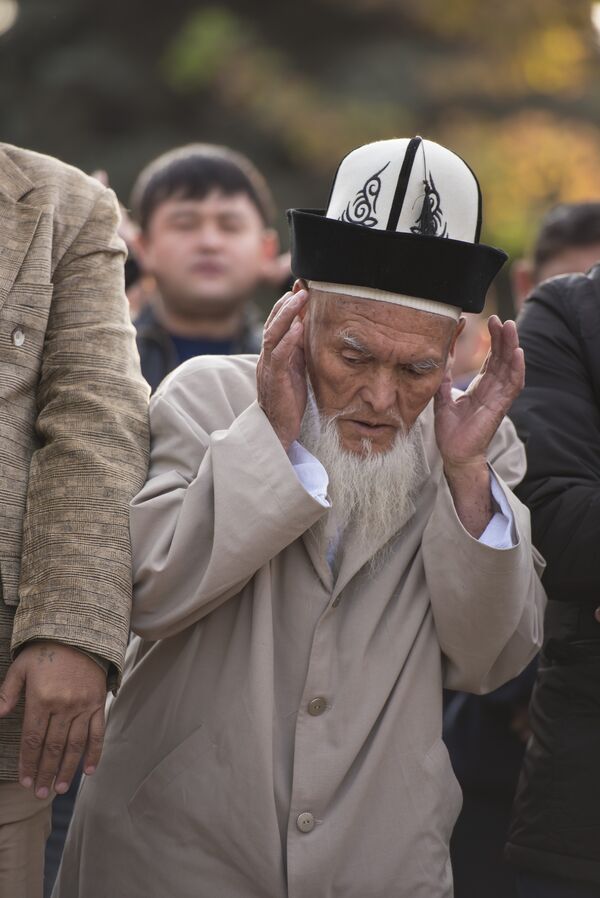 Такбир — возвеличивание Аллаха словами Аллаху акбар, при этом молящийся стоит и большими пальцами рук касается мочек ушей - Sputnik Кыргызстан