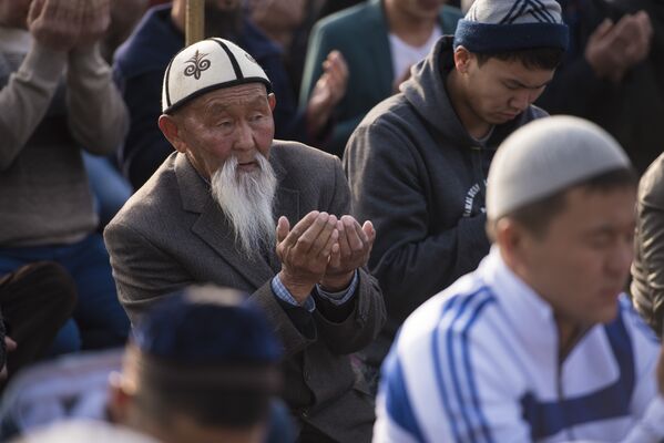 На праздничный намаз собрались мусульмане всех возрастов - Sputnik Кыргызстан