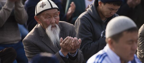 Мусулмандар айт намаз учурунда. Архив - Sputnik Кыргызстан