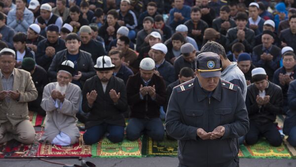 Милиционер  молится на праздничном Айт намазе. Архивное фото - Sputnik Кыргызстан