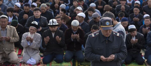 Милиционер  молится на праздничном Айт намазе. Архивное фото - Sputnik Кыргызстан