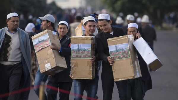 Верующие мусульмане во время утреннего праздничного Айт намаза. Архивное фото - Sputnik Кыргызстан