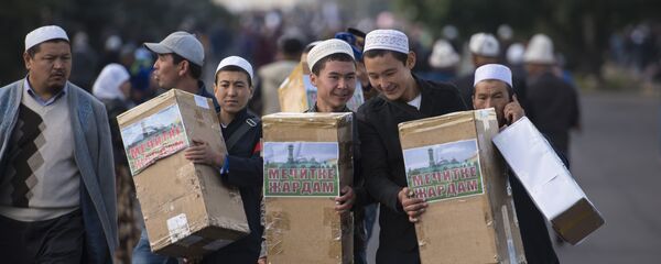 Верующие мусульмане во время утреннего праздничного Айт намаза. Архивное фото - Sputnik Кыргызстан