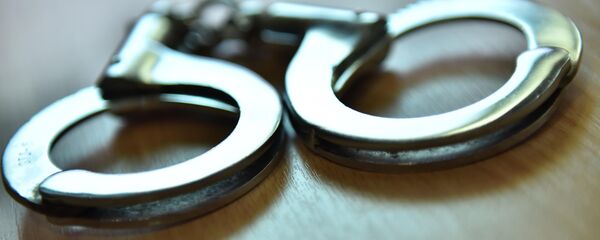 Наручники на столе. Архивное фото - Sputnik Кыргызстан