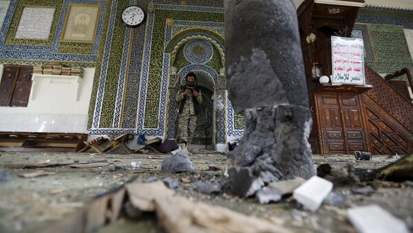 Место взрыва на территории мечети Блили в столице Йемена — Сане. - Sputnik Кыргызстан