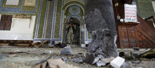 Место взрыва на территории мечети Блили в столице Йемена — Сане. - Sputnik Кыргызстан