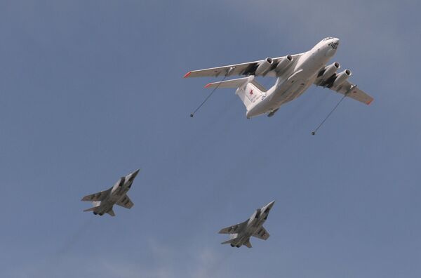 Самолёт-заправщик Ил-78 и истребители-перехватчики МиГ-31. Архивное фото - Sputnik Кыргызстан
