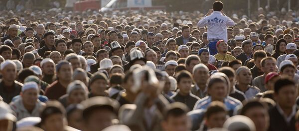 Жители Бишкека на праздничном айт-намазе возле площади Победы - Sputnik Кыргызстан
