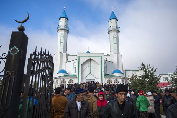 В Омске (Россия) верующие провели молитву в Сибирской соборной мечети - Sputnik Кыргызстан