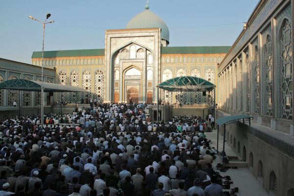 Мусульмане во время праздника в центральной мечети Душанбе в Таджикистане - Sputnik Кыргызстан