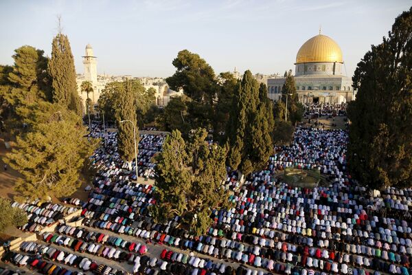 Израильские мусульмане провели праздничную молитву на Храмовой горе в Старом городе (Иерусалим) - Sputnik Кыргызстан