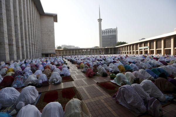 Мусульманские женщины во время праздничной молитвы в мечети Истикляль в Джакарте (Индонезия) - Sputnik Кыргызстан