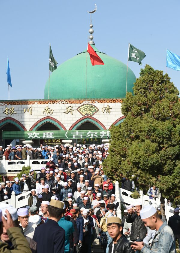 Мусульмане из провинции Нинся в Северном Китае провели Айт-намаз в мечети Нан Гуань - Sputnik Кыргызстан