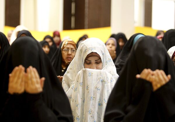 Женщины-мусульманки во время праздничной молитвы Айт-намаз в  Ираке - Sputnik Кыргызстан