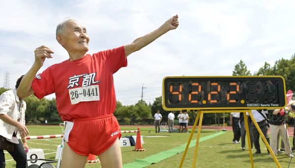 Японский долгожитель Хидекичи Миядзаки на 106-м году жизни установил рекорд — пробежал стометровку за 42,2 секунды. - Sputnik Кыргызстан