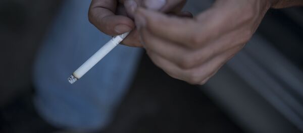 Тамеки чегип жаткан адам. Архив - Sputnik Кыргызстан